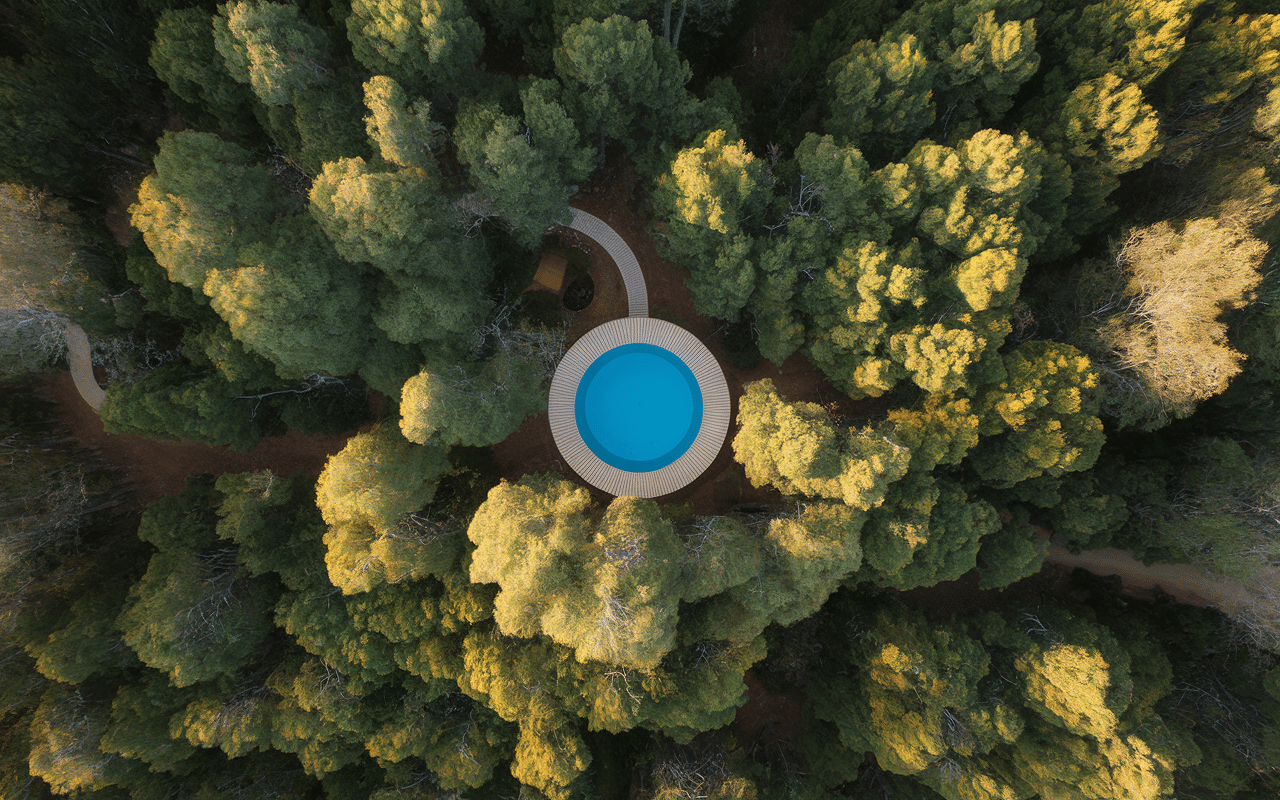 Vue aérienne blue eye ksamil saranda albanie dans forêt méditerranéenne