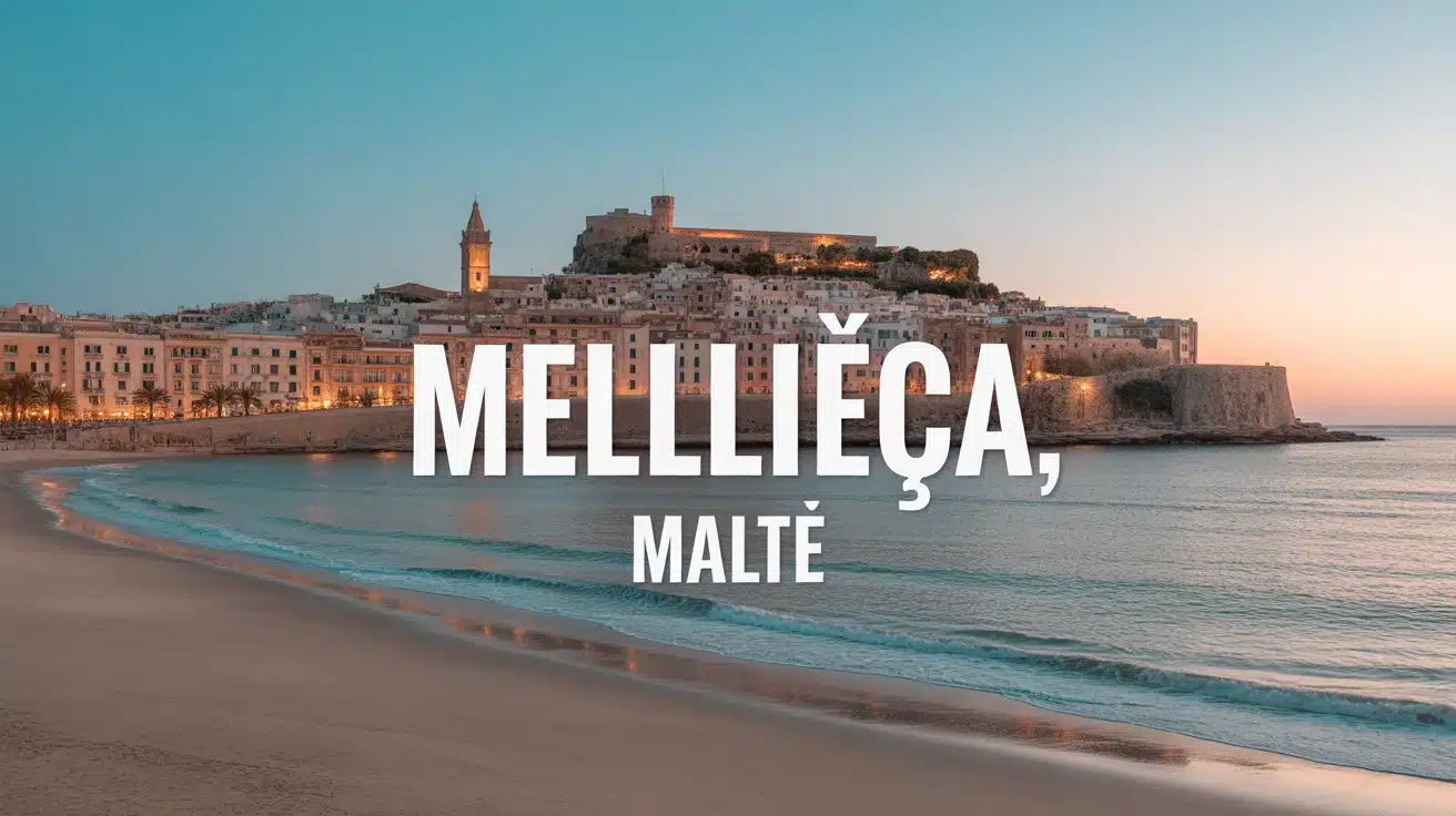 Paysage de Mellieħa Malte avec plage et vieille ville perchée