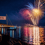 feu d'artifice var au-dessus de la mer méditerranée