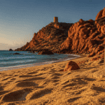 plage d arone vue sur sable et falaises