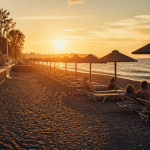 Plage de Kamari avec parasols et promenade