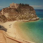 Tropea plage : sable blanc, eau turquoise et falaises de Santa Maria dell’Isola