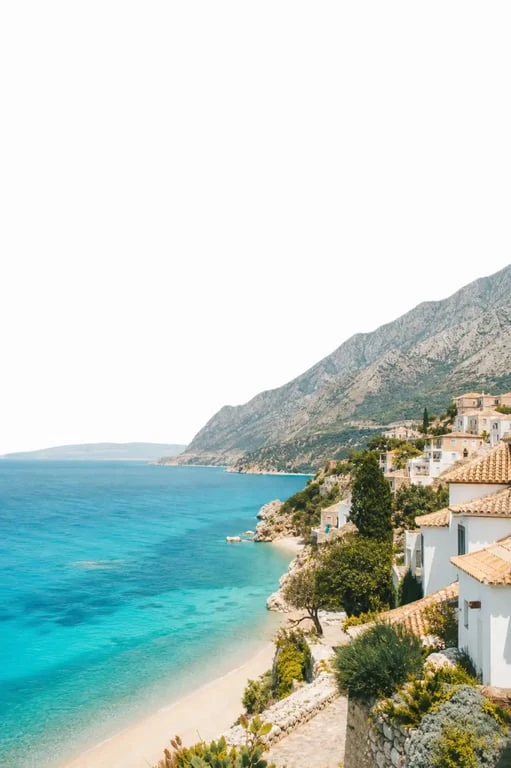 Voyage dhermi albanie : panorama de la plage de Dhermi et du vieux village sur la Riviera albanaise