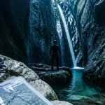 Canyoning en Albanie au Canyon de Benje : corde, cascade et canyoniste.