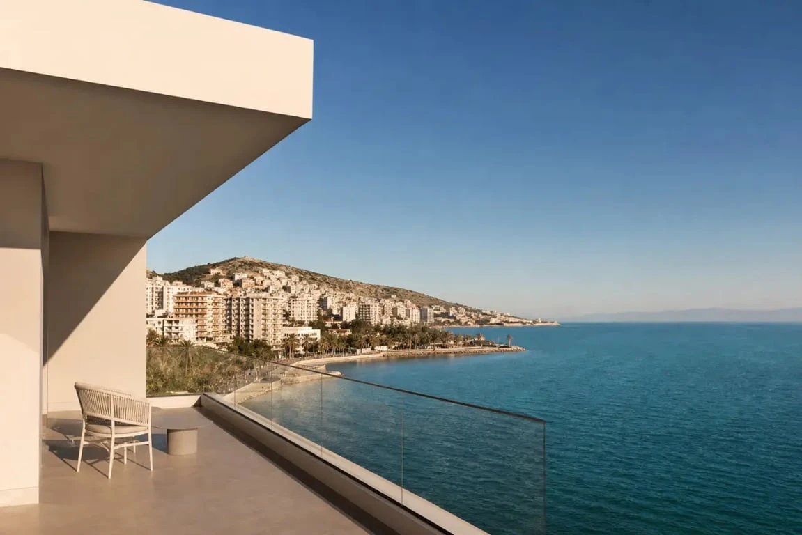 Airbnb Saranda Albanie : vue sur la baie de Sarandë et la promenade maritime