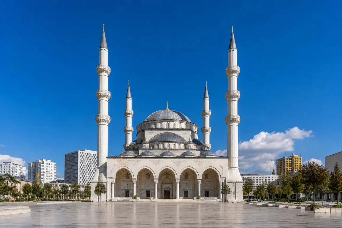 Mosquée Tirana Albanie : la Grande Mosquée de Tirana (Namazgâh) près du parlement