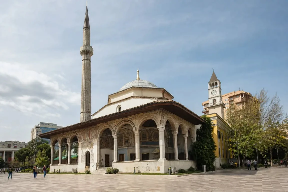 Mosquée Tirana Albanie : la mosquée Et’hem Bey sur la place Skanderbeg
