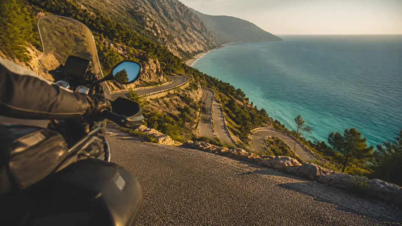 Road trip moto Albanie : Riviera et col de Llogara, moto sur route côtière