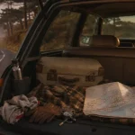 Road trip voiture en Bretagne : valises et carte sur la route
