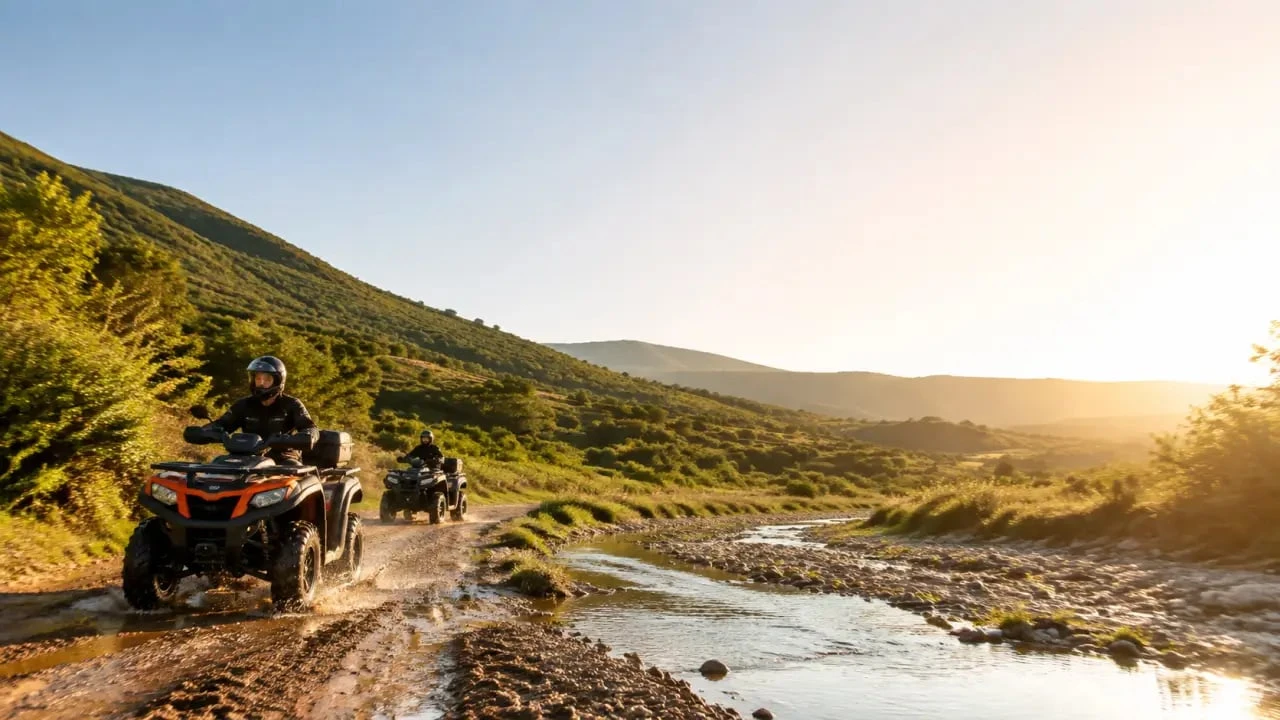 Excursion en quad à Saranda en Albanie sur une piste près d’une rivière