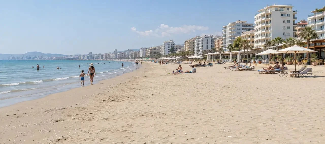 Plage d’Albanie proche de Tirana à Durrës, longue plage de sable et équipements balnéaires