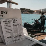 Jet ski albanie saranda : 150 € l’heure à Ksamil, panneau tarif et jet ski noir